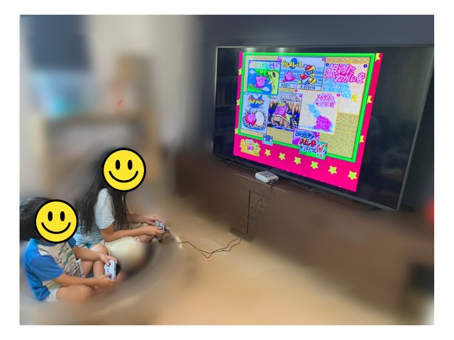 きょうだいでミニスーファミをプレイしている写真